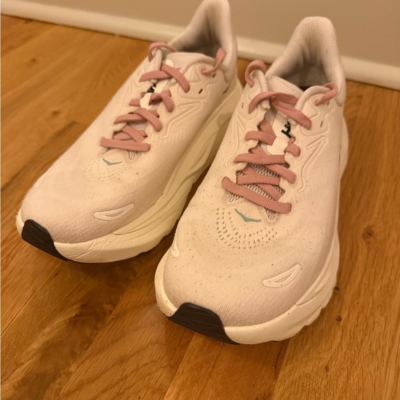 Hoka Women’s Arahi 8 Cream and Pink Athletic Sneakers - Picture 2 of 6